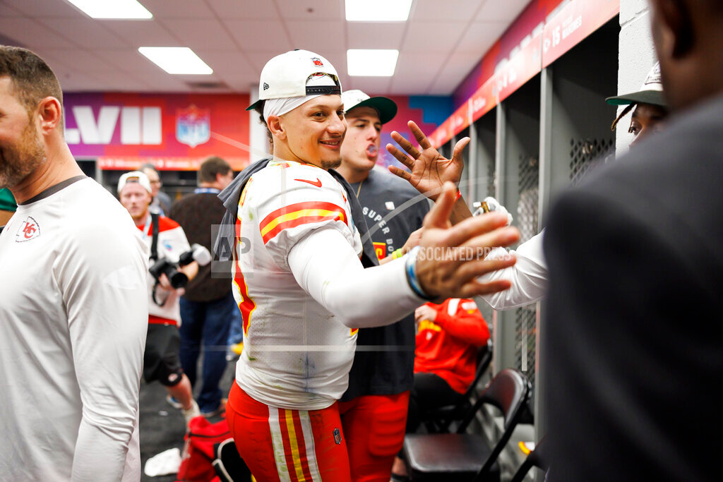 Patrick Mahomes shaking hands