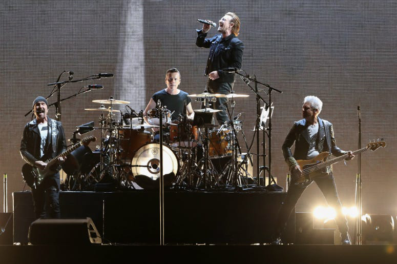 Bono performs "40"